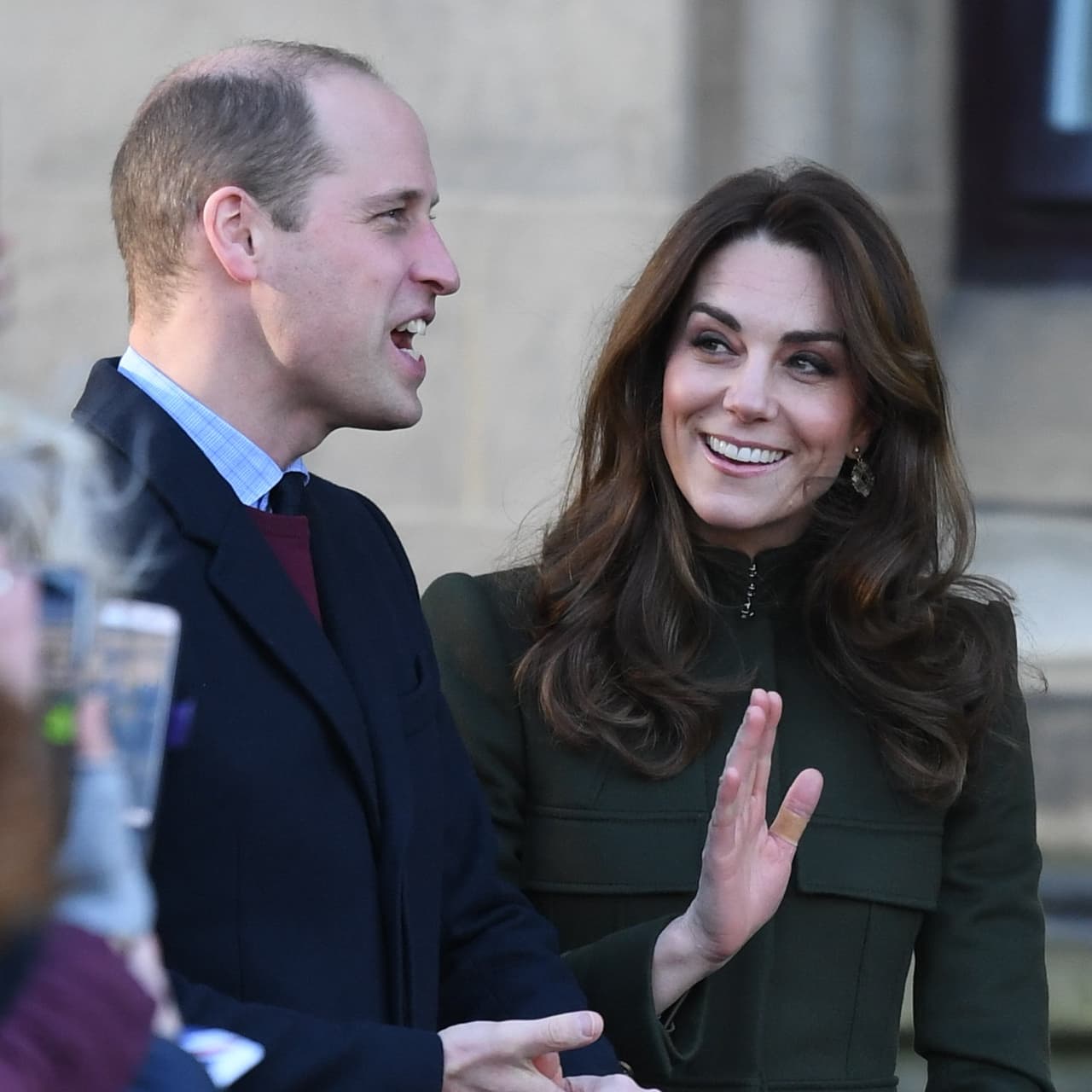 Tras la polémica que ha vivido la familia real británica con los duques de Sussex, 
<b><a href="https://www.univision.com/famosos/el-principe-william-y-kate-middleton-conocieron-a-una-diana-en-pakistan-que-se-llama-asi-por-lady-di-fotos">el príncipe William y Kate Middleton</a></b> aparecieron en público juntos este miércoles 15 de enero en una visita a Bradford, Reino Unido.
<br>