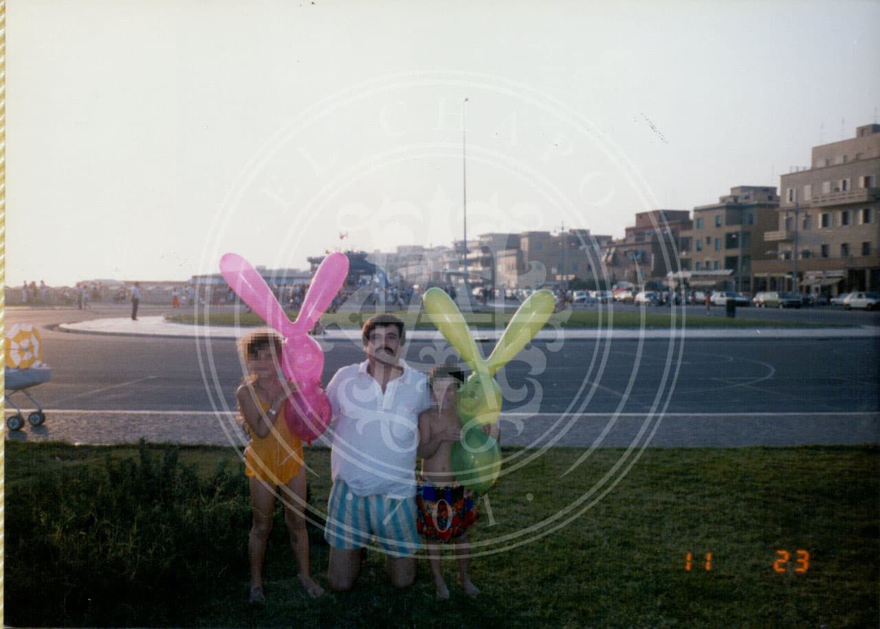 Fueron tomadas en 1989, cuando el capo recién había fundado el Cartel de Sinaloa. La pequeña con el traje de baño naranja es Alejandrina Guzmán. Su padre viste unos pantaloncillos cortos y una playera blanca.