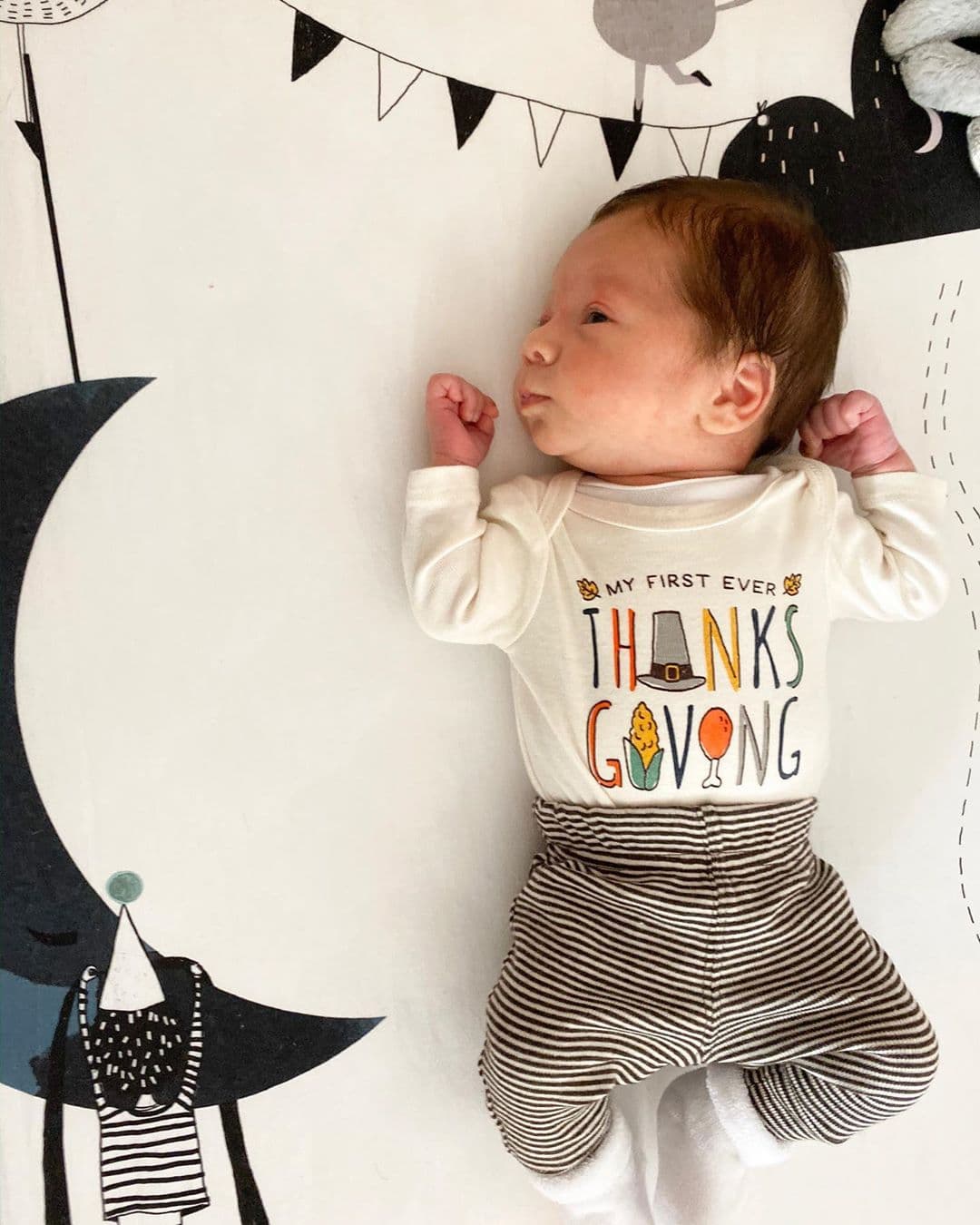 Andrea Chediak compartió la tierna imagen de Diego vestido con detalles alusivos a la
<a href="https://www.univision.com/shows/despierta-america/andrea-chediak-tendra-un-dia-de-accion-de-gracias-bendecido-ahora-que-su-bebe-milagro-esta-en-casa-fotos" target="_blank">fecha especial</a>. Este fue el primer Día de Acción de Gracias que pasa como mamá.