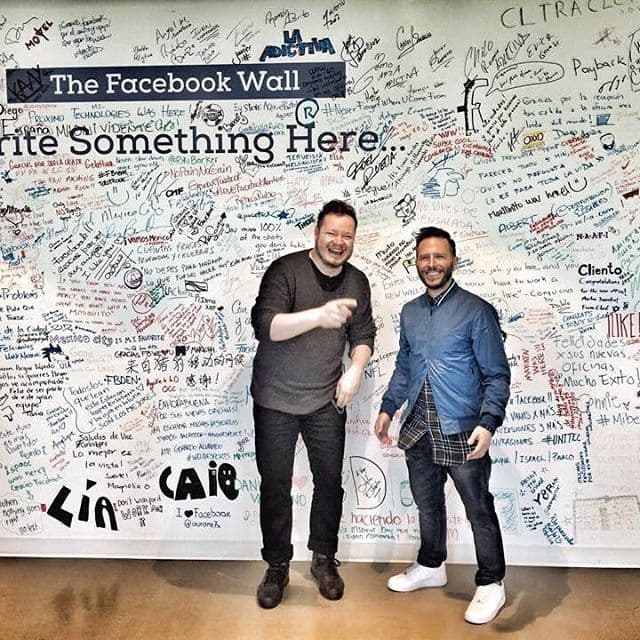 El cantautor mexicano Leonel García posó muy feliz frente a la pared de Facebook.