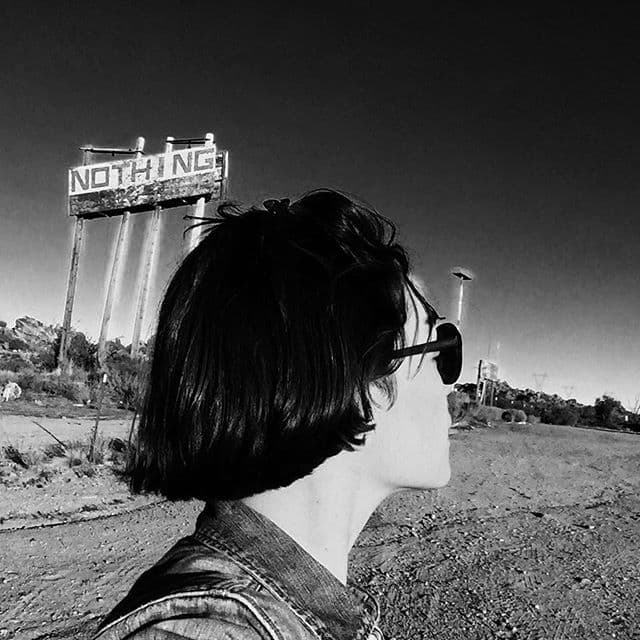 ¡Natalia Lafourcade ya se encuentra de camino a Las Vegas! En el trayecto aprovechó para tomarse fotos en un pueblito pequeño y sin población.