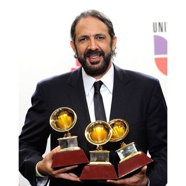 Con las manos llenas, Juan Luis Guerra aprovechó las fechas próximas al Latin GRAMMY para recordar su anterior participación en el show.