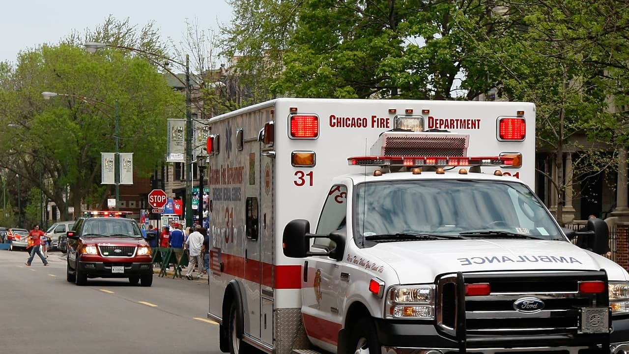 Menor de edad pierde control de auto y se estrella contra árbol en Chicago