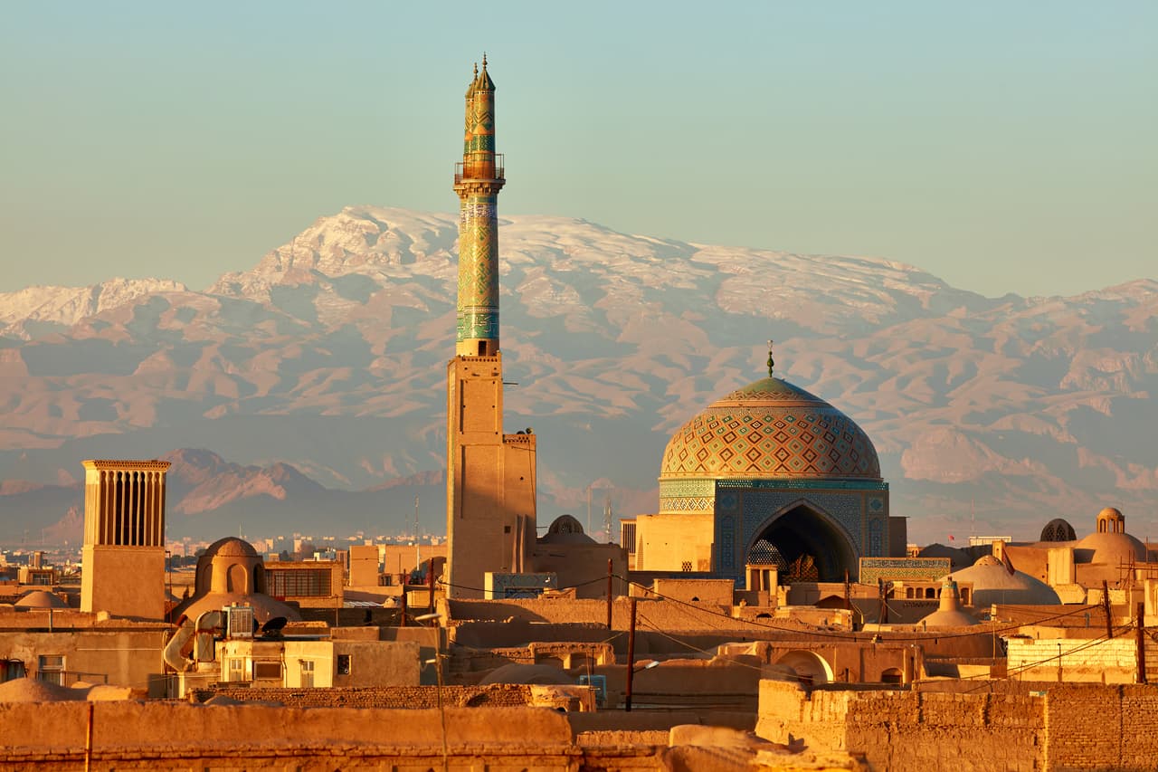 <b>La ciudad histórica de Yazd, Irán.</b> Está ubicada en medio de la meseta iraní, cerca de las rutas de las especias y la seda. Representa un testimonio vivo del uso de recursos limitados para la supervivencia en el desierto. El agua de la ciudad proviene de un sistema desarrollado de extracción de agua subterránea. La arquitectura de tierra de Yazd escapó de la modernización que destruyó muchos pueblos tradicionales.