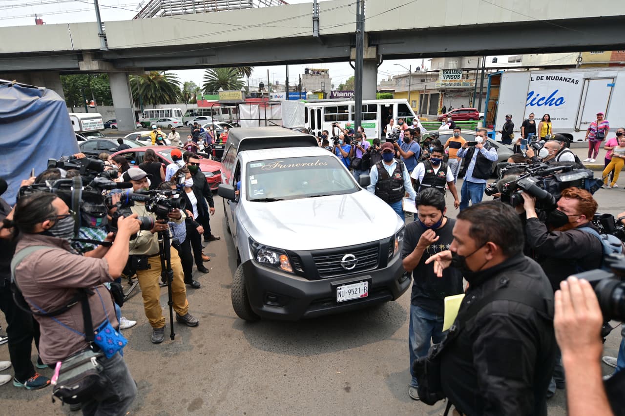 Una caravana de autos acompañó la furgoneta donde trasladaron el ataúd con el cuerpo de Brandon hasta el cementerio de San Lorenzo Tezonco, en Ciudad de México.