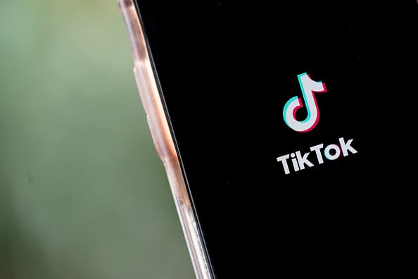 Trump extendió el plazo para que ByteDance venda TikTok. (Photo Illustration by Drew Angerer/Getty Images)