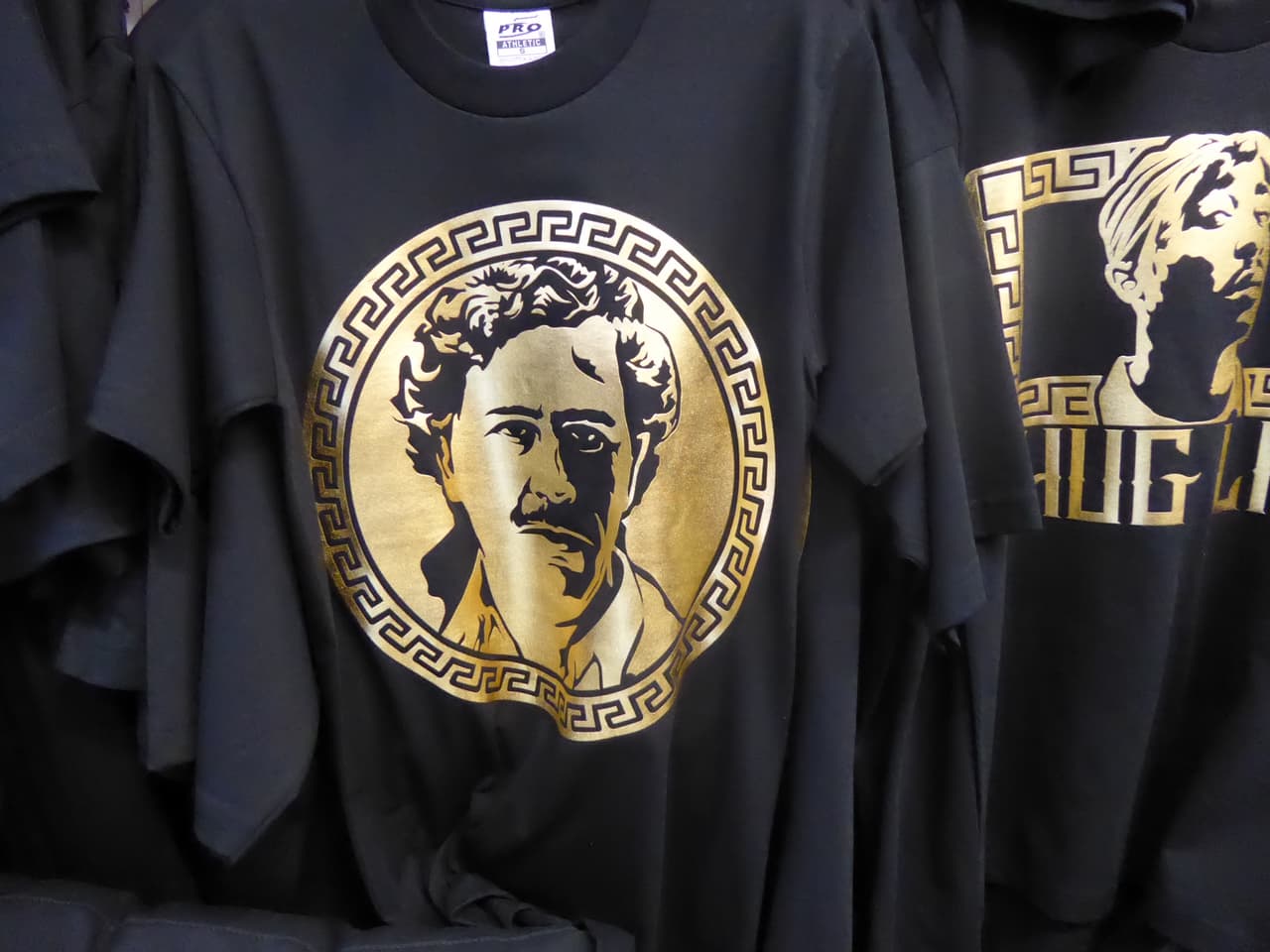 Impreso en playeras, el rostro impreso de Pablo Escobar, quien hace dos décadas era considerado el narco más poderoso del mundo, también se vende en el centro angelino.