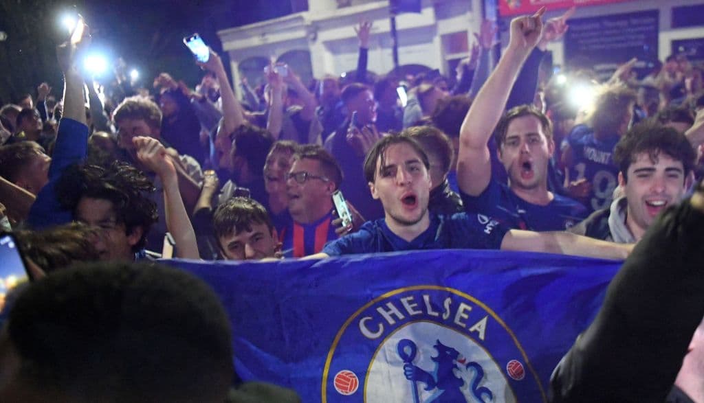 Los aficionados del Chelsea salen de sus casas para celebrar en las calles su segundo título de la UEFA Champions League.