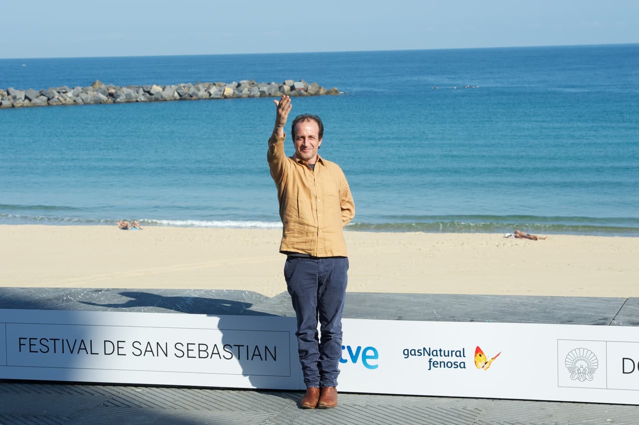 Su papel es fundamental en la historia, ya que de él depende que Chava e Isabel no acaben con el equipo sólo por sus peleas.