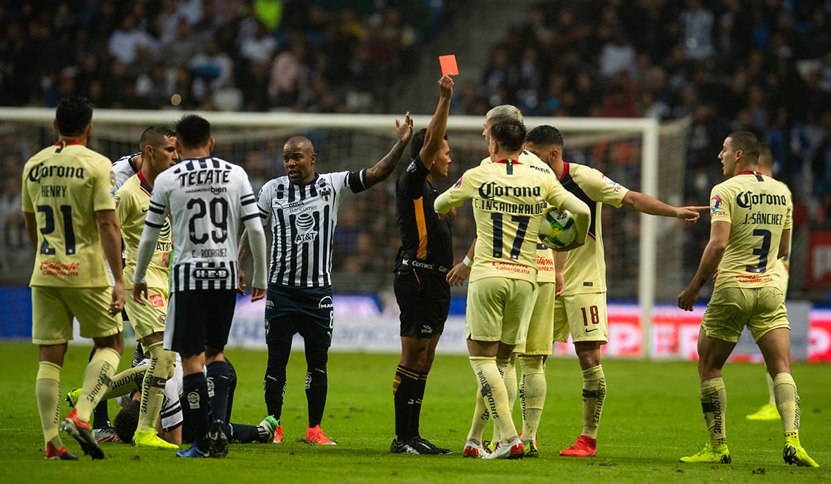 En el minuto 56 otra expulsión, esta vez para Emmanuel Aguilera del América por otra falta que pudo ser para amarilla. Las Águilas se quedaban con nueve hombres.