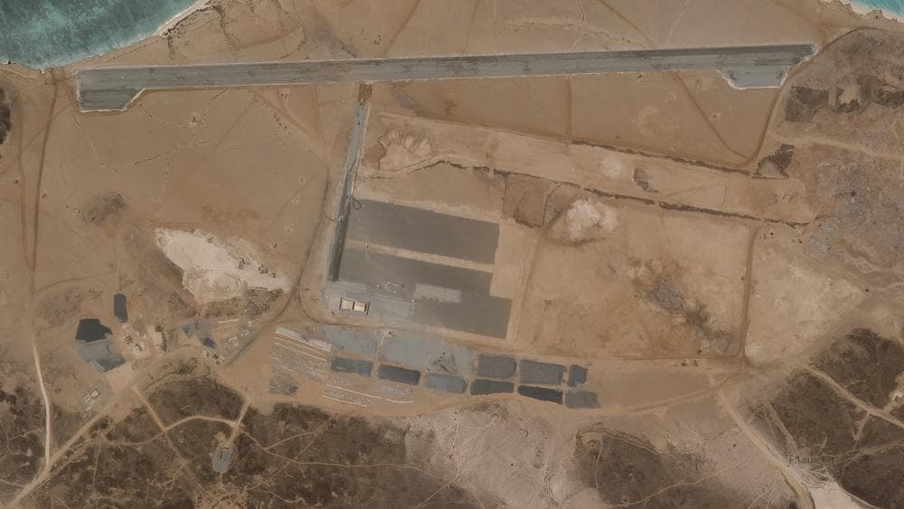 Una misteriosa base aérea se está construyendo en una isla volcánica frente a Yemen