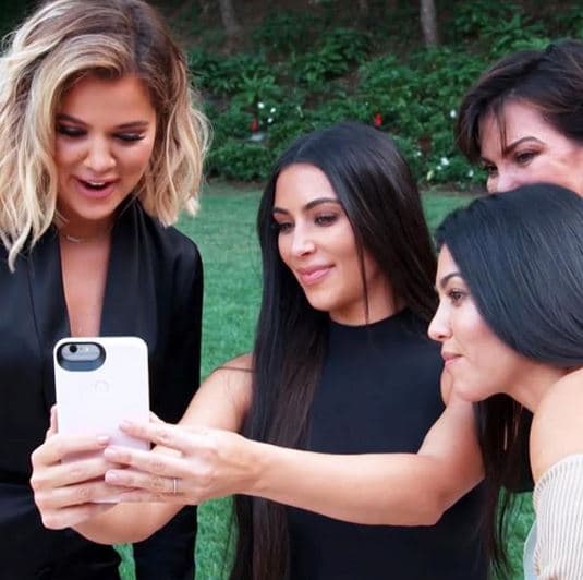 El mismo portal menciona que dicho contrato de confidencialidad señala lo que pueden hacer o no durante un noviazgo con algún integrante de la familia Kardashian-Jenner.