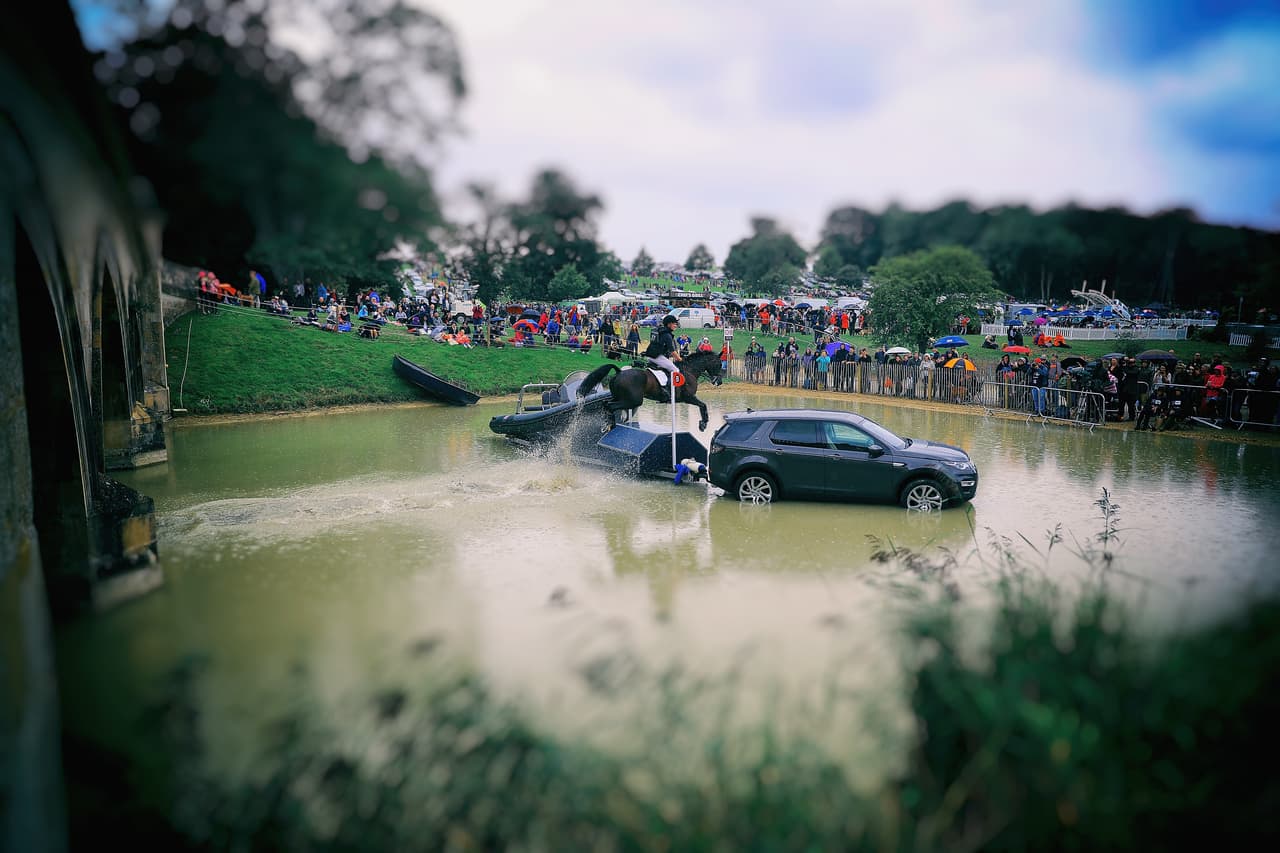 Nicholas Lucy, de Gran Bretaña, monta a Courage, un orgulloso caballo que salta sobre el puente de León en el Cross Country durante los ensayos Land Rover Burghley Horse 2016. Curiosa imagen.