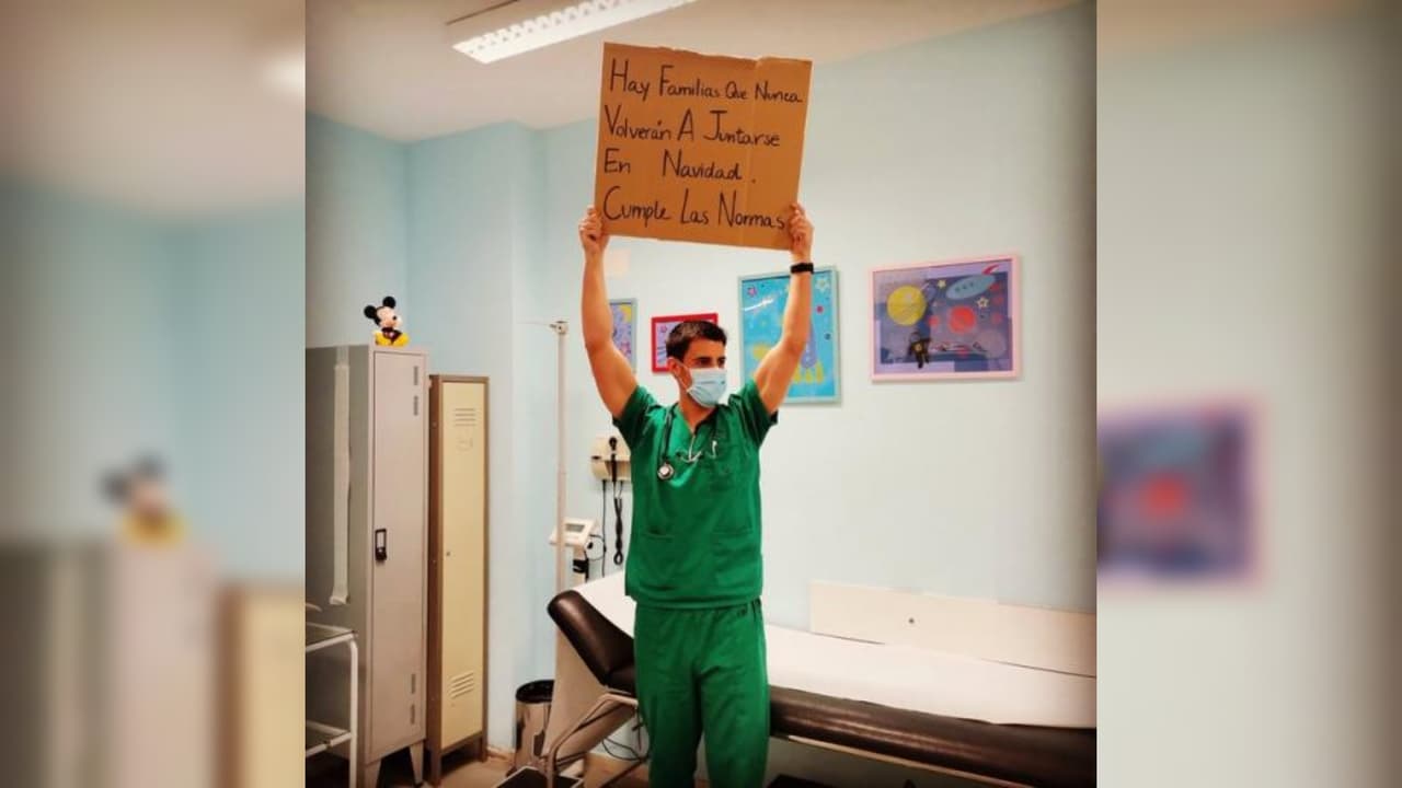 Este médico se volvió viral con sus carteles sobre cómo festejar de forma segura una Navidad en pandemia (hagámosle caso)