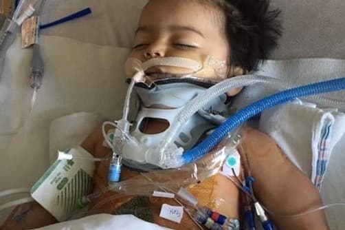 Una madre atropella a su hijo de casi dos años accidentalmente, ahora el menor se debate entre la vida y la muerte