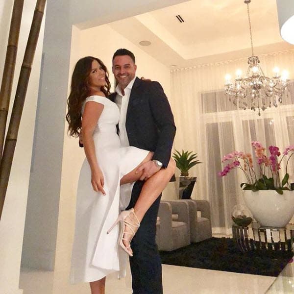 "Paren el bullying en las redes sociales se los pido de corazón. Yo soy una mujer fuerte, pero soy humana como ustedes, piensen antes de escribir, y si de algo les sirve este es mi lema en la vida: 'no hagas lo que no te gustaría que te hicieran a ti'. Si tomamos conciencia de este dicho, creo que este mundo sería mucho mejor, nos amaríamos y respetaríamos más los unos a los otros. Todas las mujeres somos hermosas, Dios nos creo a su imagen y semejanza", finalizó la actriz.