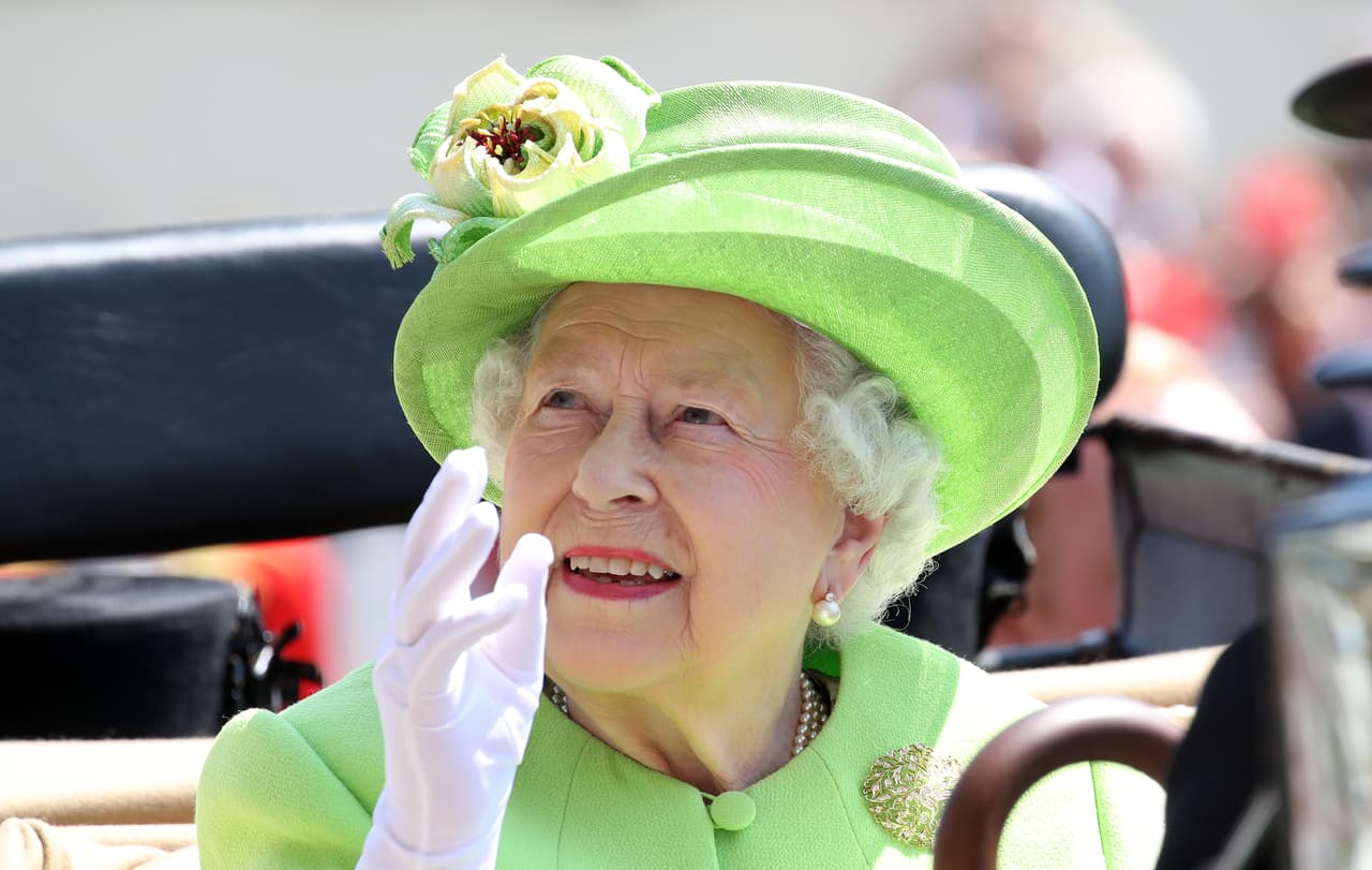 La Reina Isabel de Inglaterra es la líder más grande de la comunidad británica, aunque su sombrero para este caso fue discreto frente al de otros asistentes.