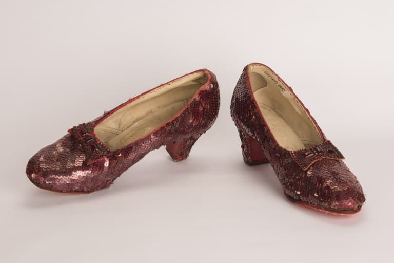 Existen 4 pares de zapatillas usadas rojas usadas por Judy Garland en 'The Wizard of Oz'. El que estaba en el museo que lleva el nombre de la actriz fue robado en 2005.