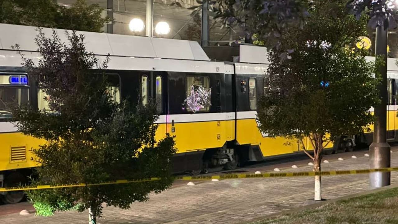 <h3 class="cms-H3-H3">Preocupación entre pasajeros </h3>El sistema DART transporta 
<b>a decenas de miles de personas cada día, muchos de ellos trabajadores hispanos que usan el tren para llegar a sus empleos o escuelas</b>. Dos tiroteos mortales en una semana podrían encender la alarma sobre la seguridad en el transporte público. Aunque 
<b>DART insiste en que estos incidentes no reflejan el día a día del sistema</b>, la agencia
<b> ha reforzado la presencia policial en estaciones clave y dentro de los trenes.</b>