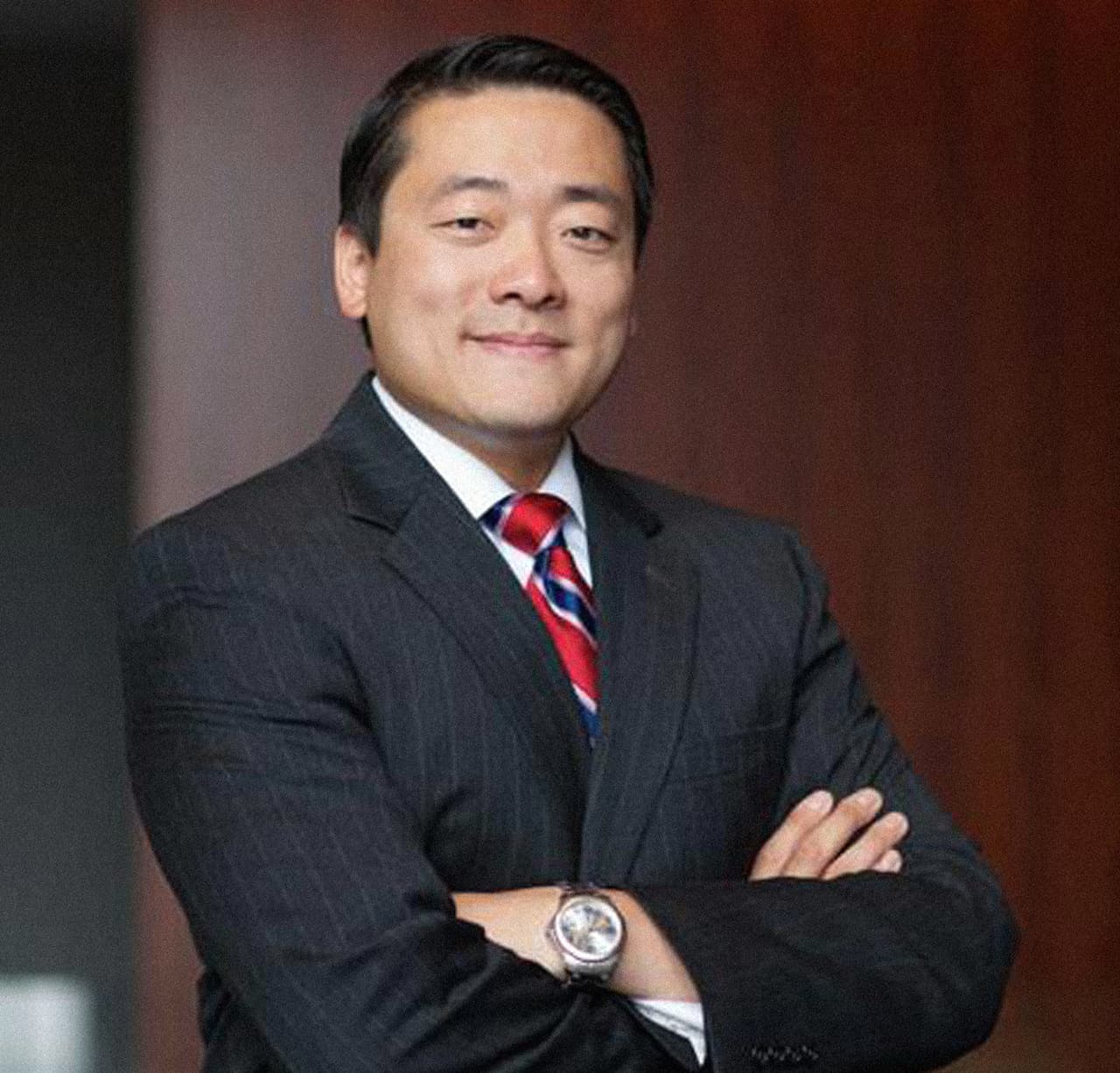 <b>Gene Wu</b>. El representante estatal por el distrito 137 dio uno de los testimonios más emotivos de toda la sesión en la Cámara de Representantes. “Soy inmigrante. Mis padres son inmigrantes”, dijo con lágrimas en los ojos. “Estaba pensando en mis hijos nacidos en Texas y mis padres nacidos en China hoy cuando hice esos comentarios en el pleno de la Cámara en contra de la SB4”, publicó más tarde en Twitter.