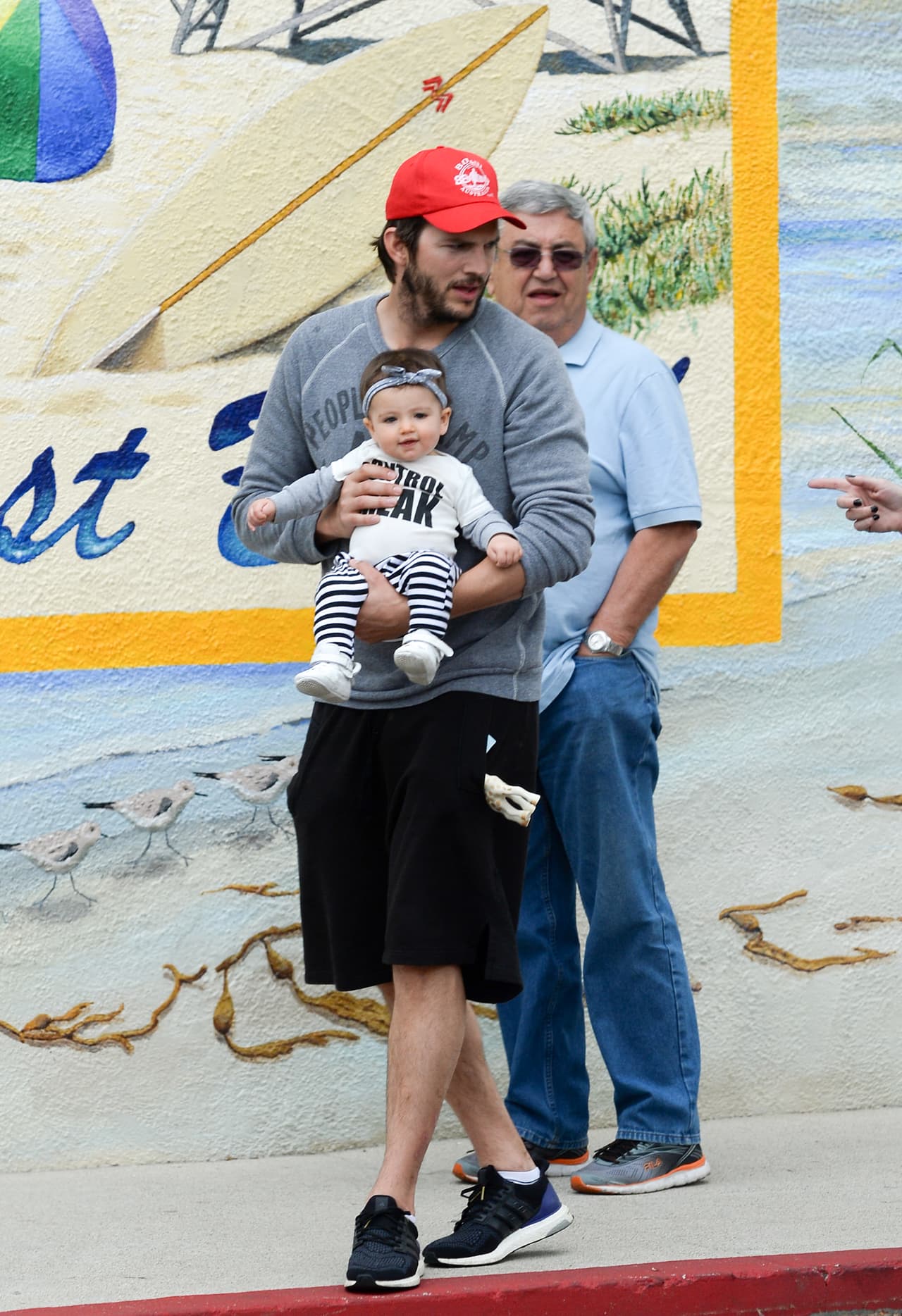 La nena poco a poco se ha acostumbrado a las cámaras.