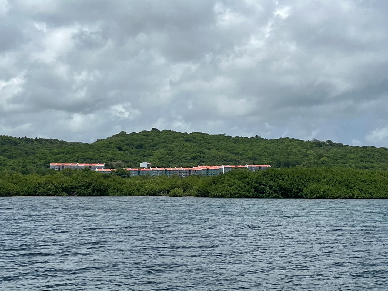 Antes barracas militares, este es el complejo renovado y nunca habitado. Queda prácticamente frente al mar.