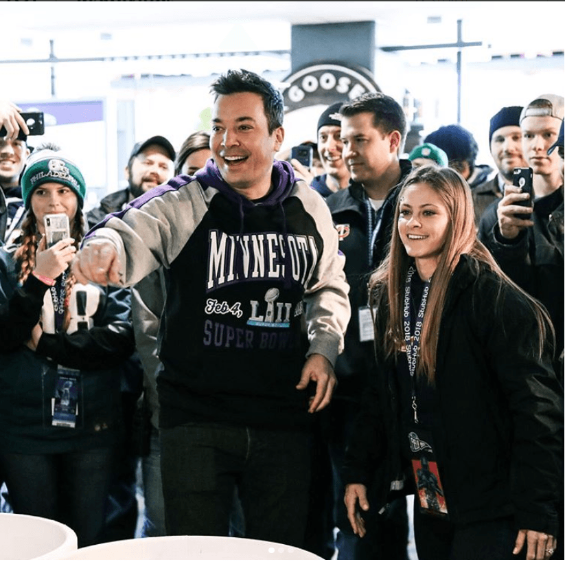 El conductor de televisión Jimmy Fallon estuvo presente en un evento donde se dedicó a lanzar balones de futbol americano para ver qué tantas yardas avanzaba.