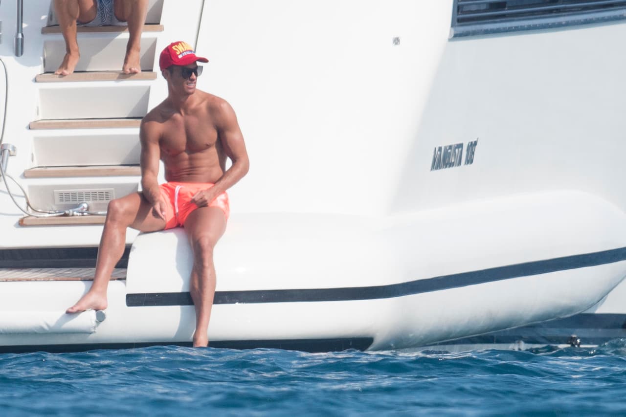 Bajo tanto bronceador por poco no lo reconocemos.