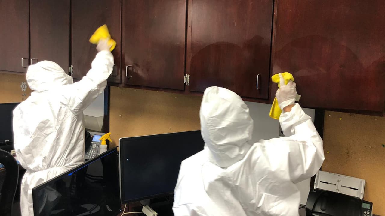 De acuerdo con Melgar, los empleados trabajan en lugares donde se han detectado casos positivos de coronavirus y también como labor preventiva.