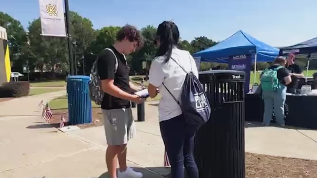 "Es mi primera vez votando": Estudiantes de la Universidad de Kennesaw se registran para las elecciones