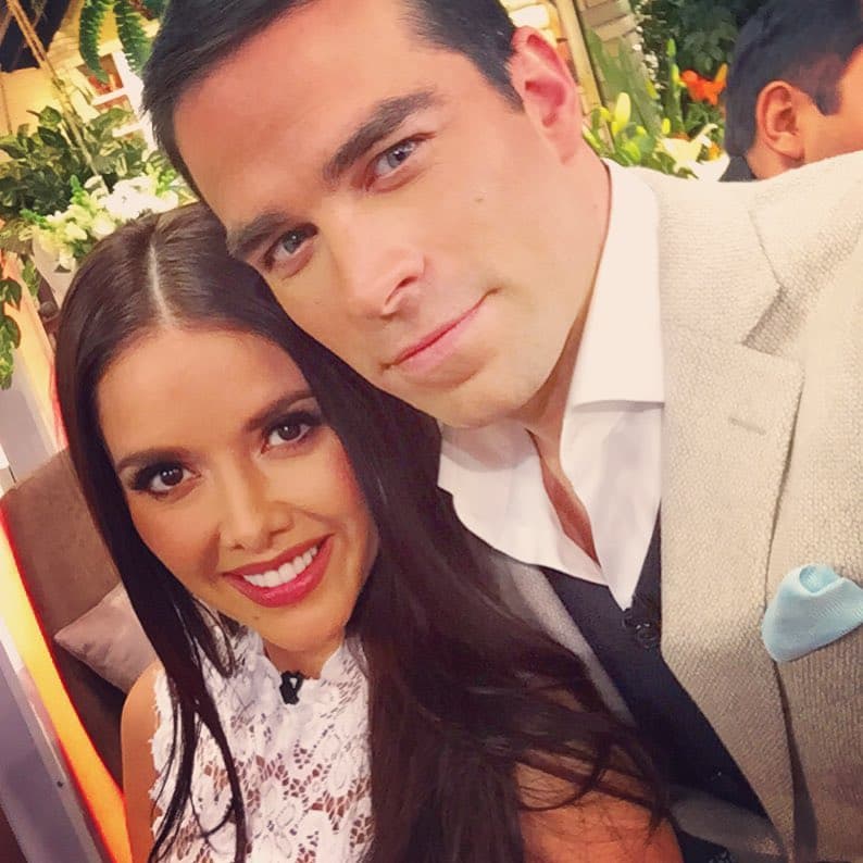 Incluso, el venezolano es mayor que la mexicana. En la vida real los actores se llevan dos años, 
<b><a href="http://www.univision.com/temas/alejandro-nones">Alejandro Nones</a></b> nació en 1975 y Favela en 1977.