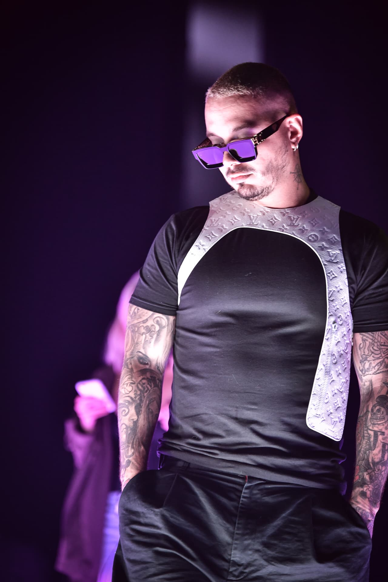 <b>Así, serio y meditando (y sin quitarse las gafas ni un segundo) estudió las coreografías </b>con las que este jueves promete armar un espectáculo sin precedentes.