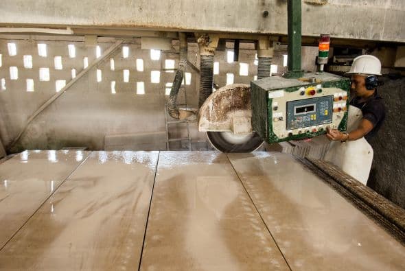 "Este producto tiene demanda", dice Pedro Báez, director técnico de la estatal Empresa Mármoles Cubanos, que explota canteras de mármol y otras piedras ornamentales, y que ahora busca expandirse aprovechando la construcción de numerosos hoteles en el país.