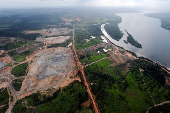 Belo Monte inundará 400 mil hectáreas de valioso bosque nativo, un área que es más grande que el Canal de Panamá. Y unas 40 mil personas de las comunidades indígenas y locales, y el hábitat de numerosas especies animales y vegetales serán destruidos para siempre.