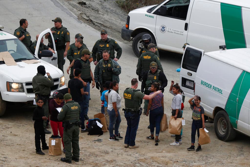 Critican propuesta migratoria de Trump que incluye campos de internamiento y deportaciones masivas
