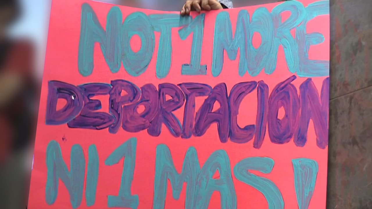 Los manifestantes portaban carteles en los que exigían un alto a las deportaciones.
