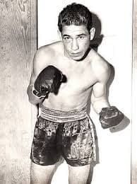 Posee un récord de 60 victorias, 59 de las cuales fueron por nocaut, por lo que está considerado entre los mejores 100 boxeadores de la historia.