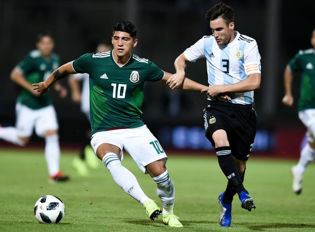 La marca de los argentinos fue intensa sobre México en el primer tiempo, por eso Alan Pulido no pudo conducir con propiedad el balón hacia el área rival.