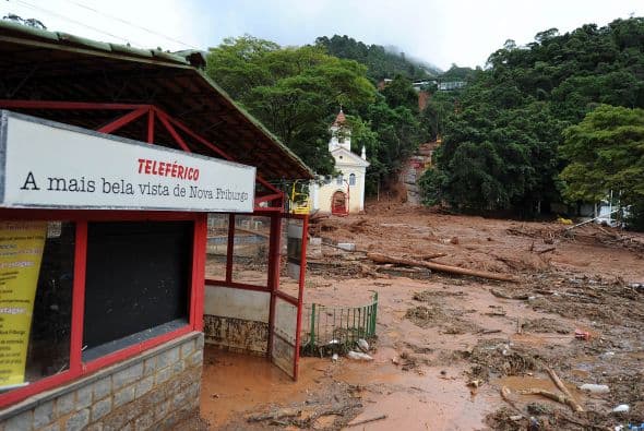 Simone dos Santos Pinto, de 36 años, una residente de Campo Grande que llevaba suministros a su padre enfermo de 65, dijo que no recibían ayuda y no podía comprender por qué.