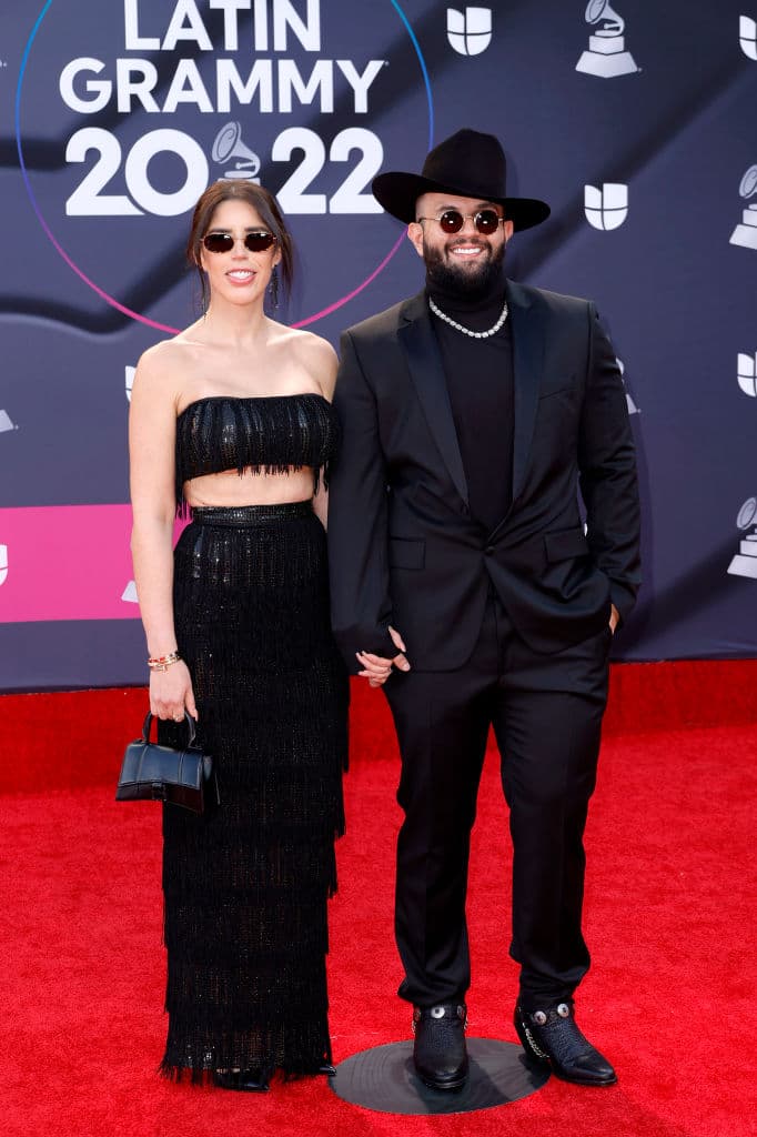 <b>Carin León </b>y su pareja llegaron con atuendos monocromáticos.