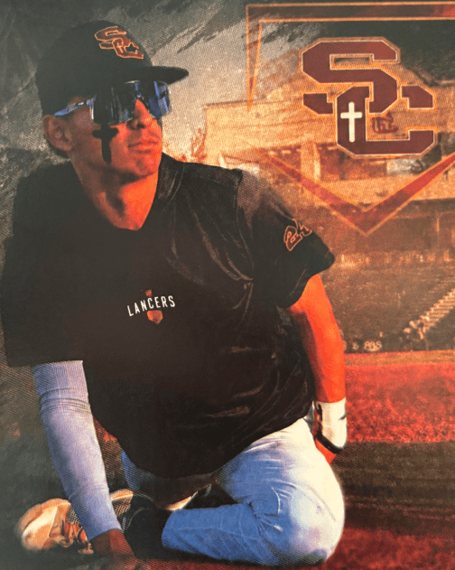 "Mi nieto 
<b>se gradúa de Salpointe Catholic High School y jugará béisbol para Ottawa Universit</b>y. Su nombre es Anthony Diaz", nos comparte con orgullo Marisela Iniquez.