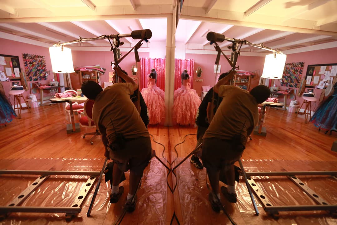 Otro de los sets que vimos constantemente en la serie fue el del taller de costura de 'Adán', uno de los modistas exclusivos de la diva de la banda.