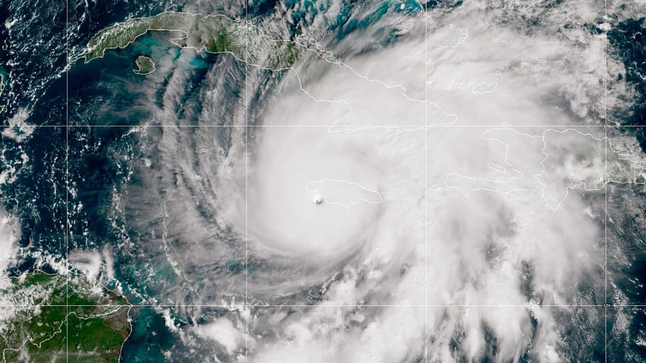 Melissa golpea a Cuba como un huracán de categoría 3 con vientos superiores a las 115 millas por hora
