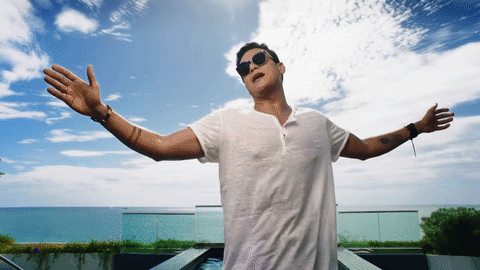 En 'Ya no me duele más' baila junto a una piscina y el mar de fondo.