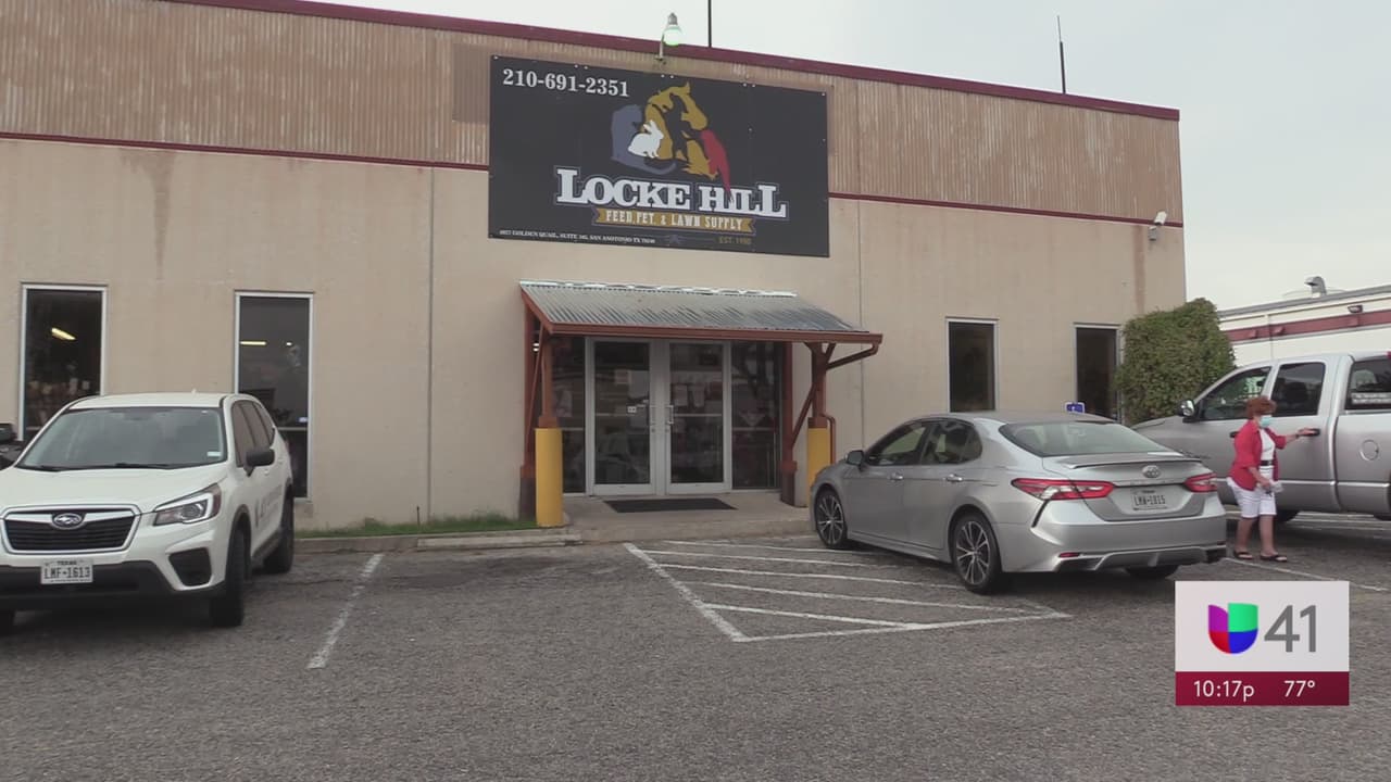 <b> </b>En la Forrajera Locke Hill Feed Store en San Antonio, la 
<a href="https://www.fda.gov/animal-veterinary/product-safety-information/preguntas-mas-comunes-el-covid-19-y-la-ivermectina-prevista-para-animales" target="_blank">ivermectina</a> ha alcanzado ventas inexplicables desde hace un mes. Este fármaco es utilizado para tratar parásitos, como los intestinales en animales y la sarna en humanos.