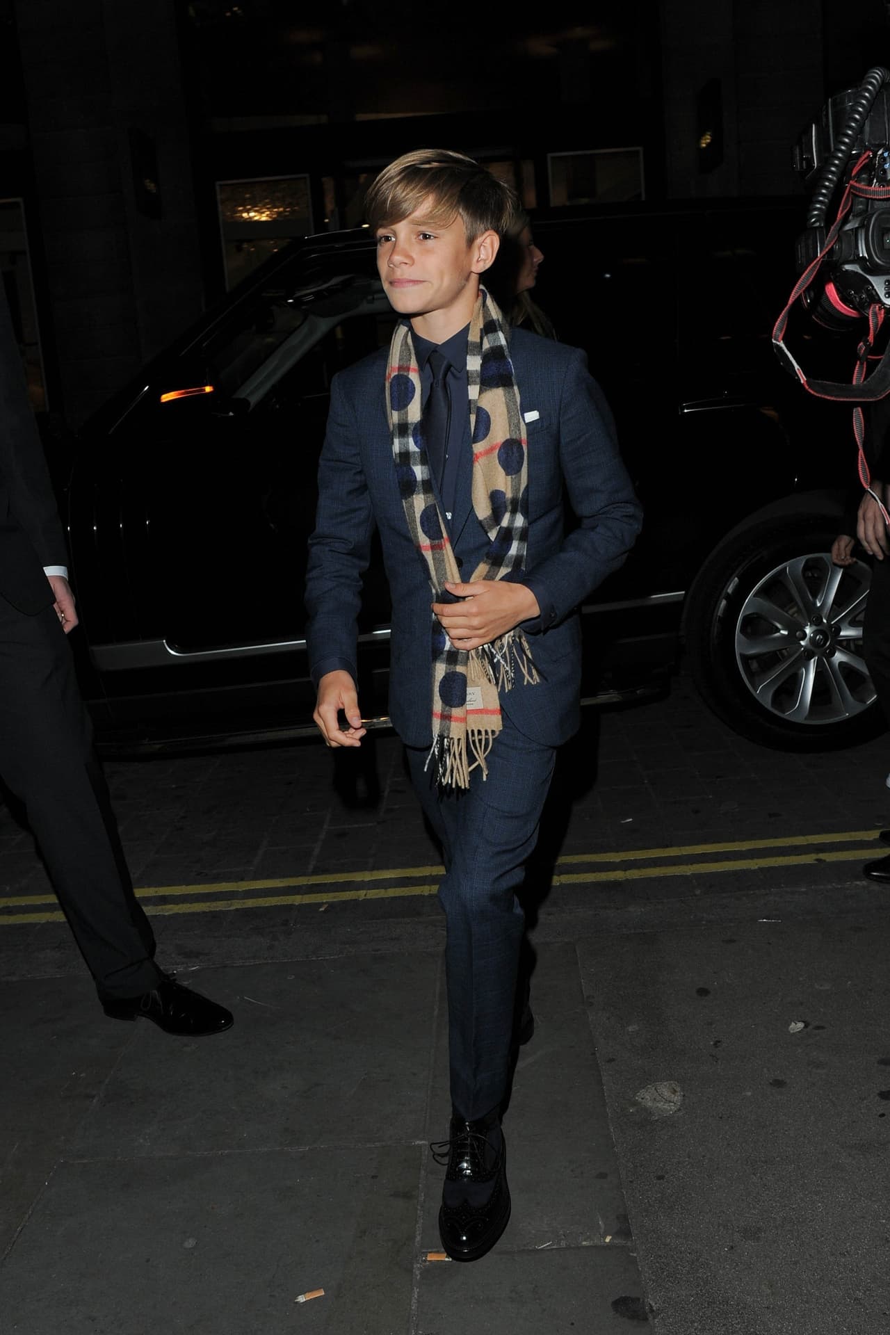Y llegó muy bien escoltado a un evento de la marca Burberry.