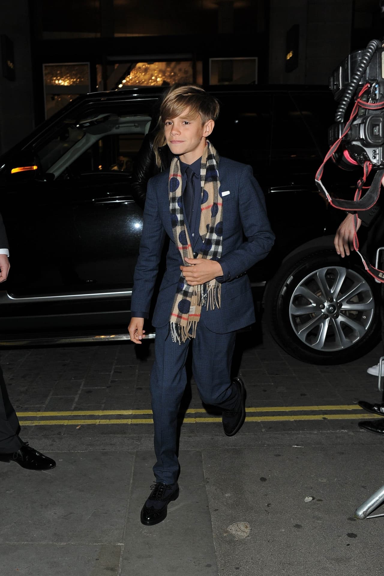 El pequeño, súper galante.