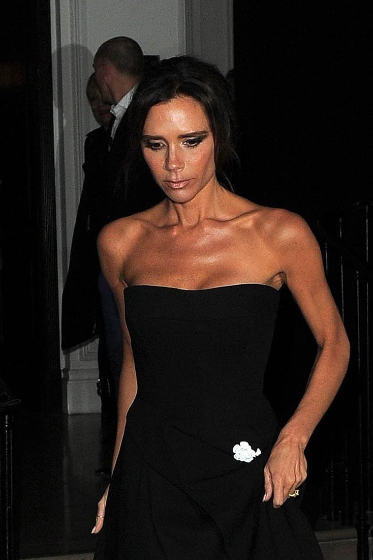 Y atrás de ellos, mami Victoria.