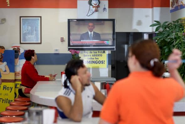 La gente se sentó frente al televisor en el restaurante El Rey de las Fritas en el barrio La Pequeña Habana, en Miami, para escuchar el discurso del presidente Obama.