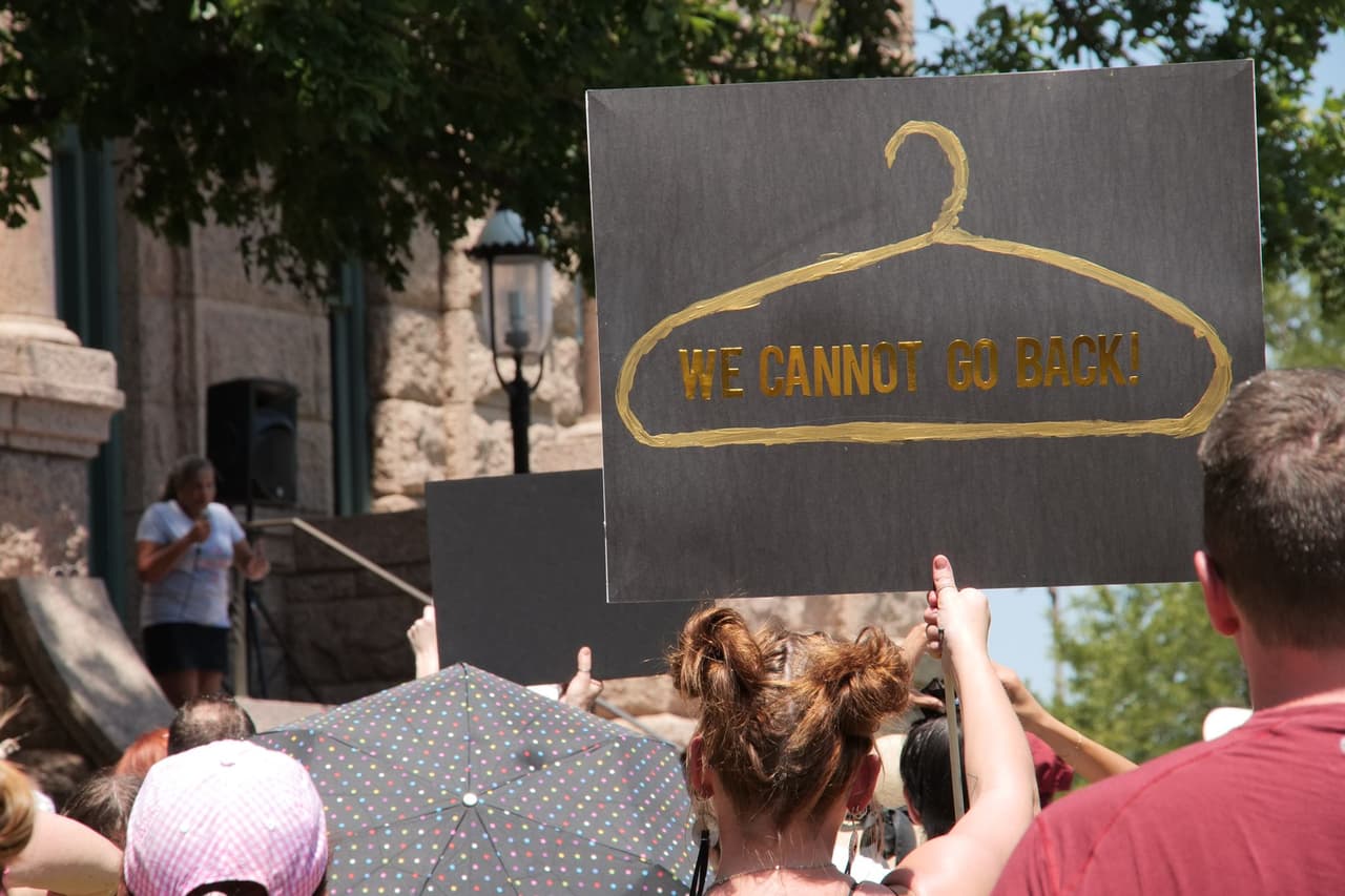 "We can not go back" es un lema nacional en Estados Unidos de los movimientos proaborto y de algunos grupos feministas que sostienen que no puede haber regresión en los derechos adquiridos. Esta fotografía es de la manifestación de las calles del centro de Fort Worth.